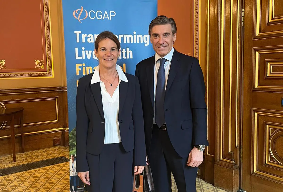 Sophie Sirtaine, CEO de CGAP, y Javier M. Flores, director general FMBBVA, en la reunión anual del consejo de gobierno (CG) de CGAP