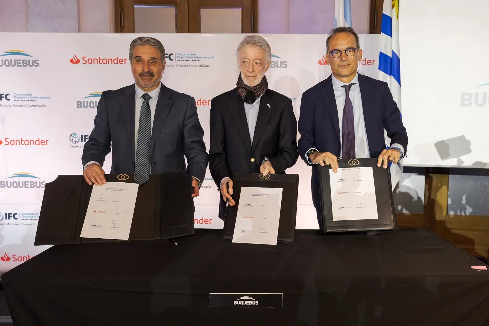 IFC Santander Uruguay Buquebus ferry eléctrico préstamo azul
